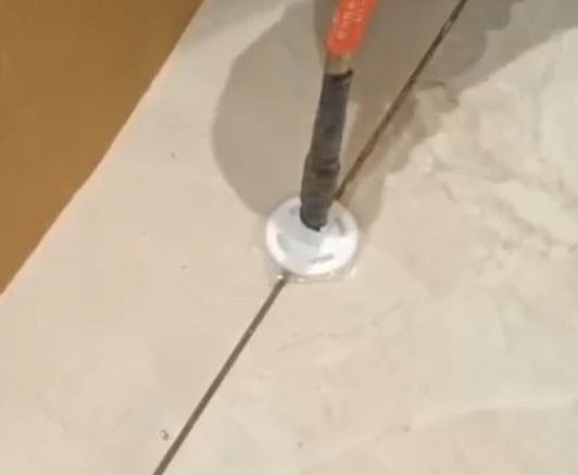 百色市瓷砖空鼓维修公司专业解答瓷砖在铺贴过程中，如果没有涂抹均匀到位的粘结材料（如水泥砂浆或瓷砖胶），可能会导致以下问题