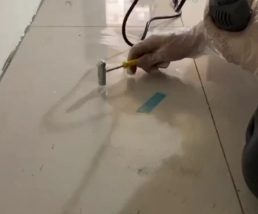 百色市瓷砖开裂维修公司专业分享瓷砖在铺贴前如果没有沥干水分，将会导致以下问题
