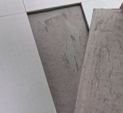 百色市瓷砖空鼓维修公司分享瓷砖铺贴时如果打浆（即涂抹在瓷砖背面和基层上的砂浆或瓷砖胶）过少，会带来以下问题